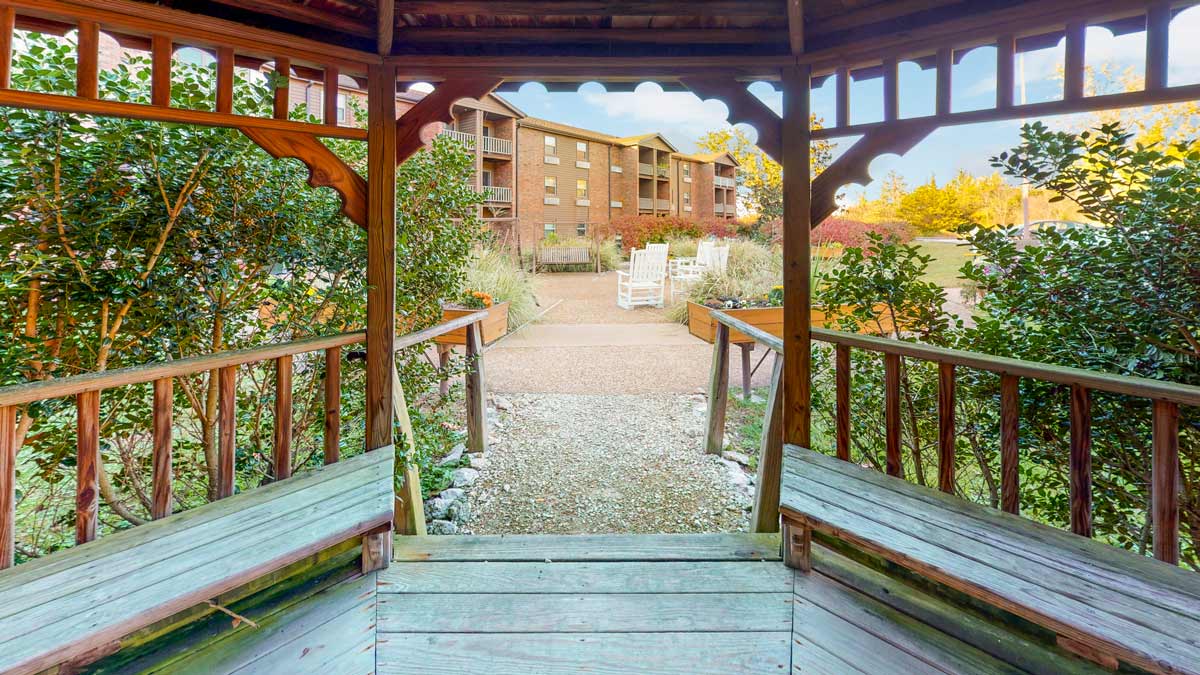 Landscaped courtyard at Autumn Ridge Residences